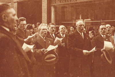 99454 Afbeelding van leden van de mannenzangvereniging Euterpe en de Koninklijke Utrechtse Mannenzangvereniging onder ...